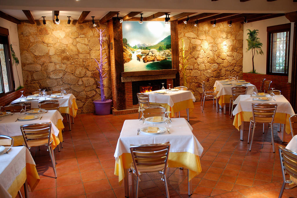 מדריגל דה לה וורה Hostal El Cardenillo מראה חיצוני תמונה
